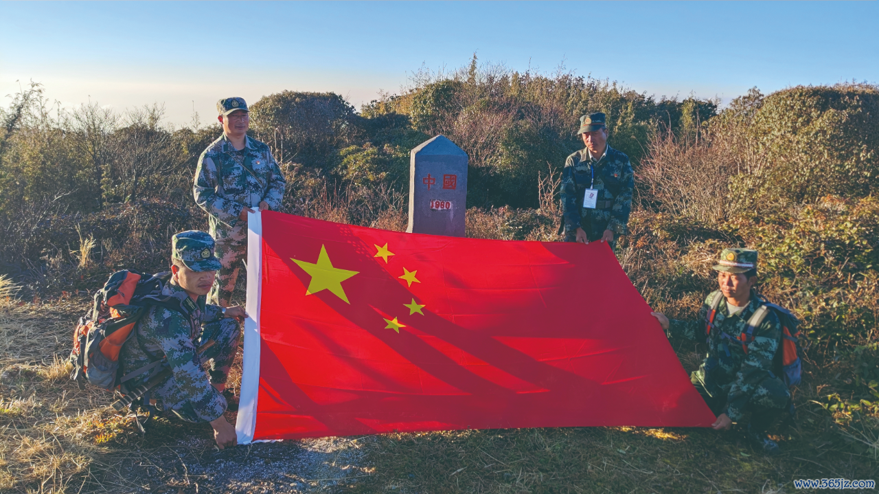 蔡新装(左二)与界务员们在“共和国1号碑”旁合影。开头:中国民族报