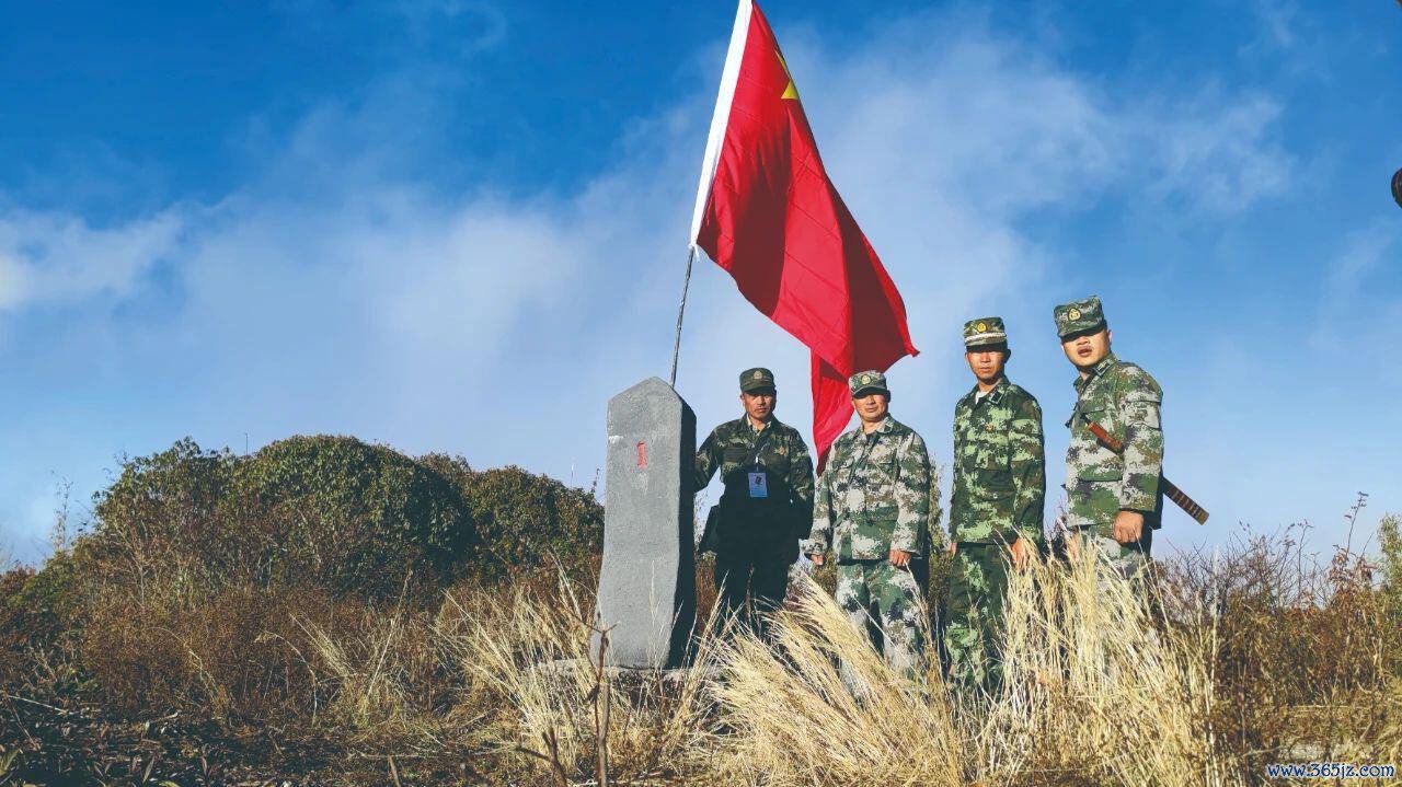 蔡新装(左二)与界务员们在“共和国1号碑”旁合影。受访者供图 开头:中国民族报